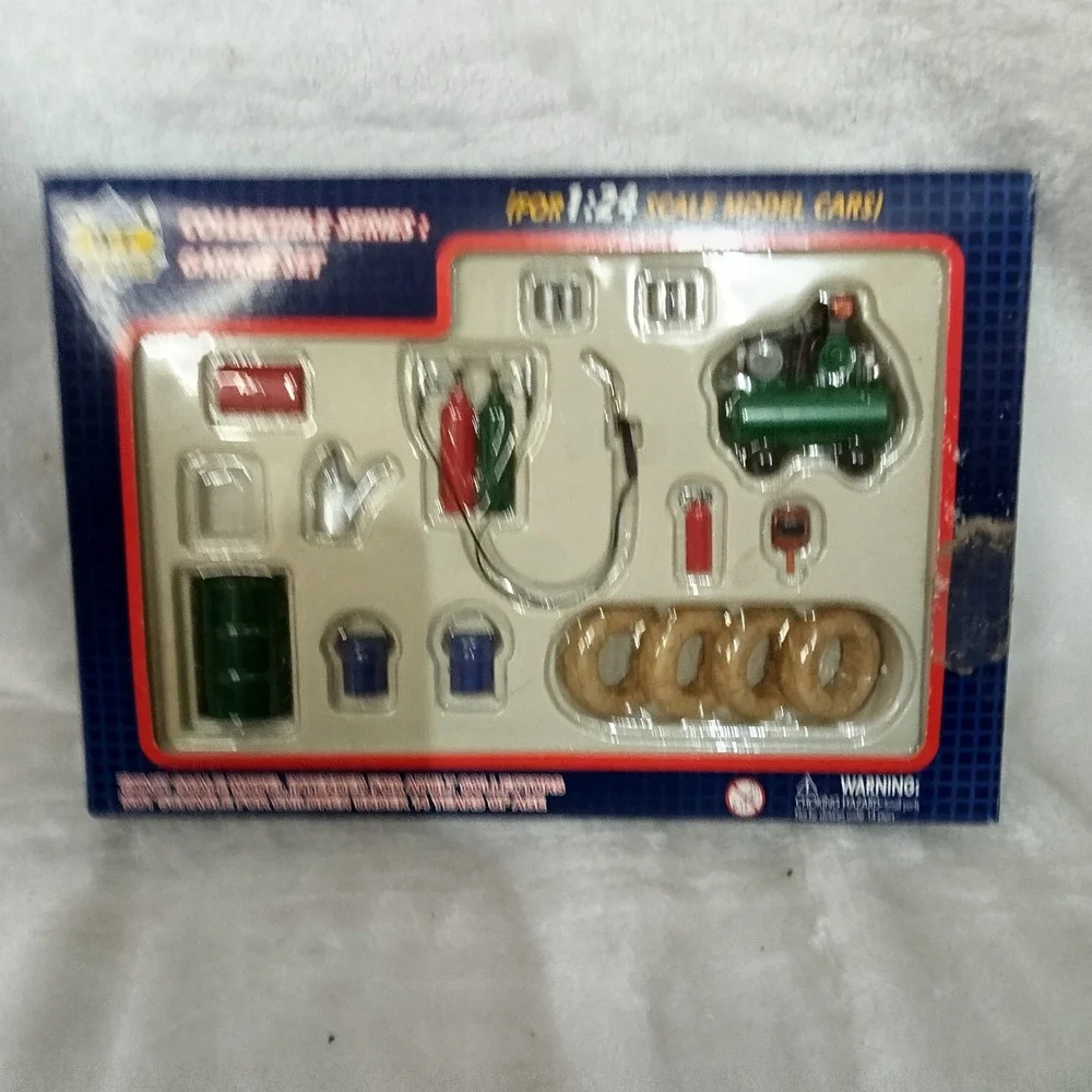 GMP 1:24 Scale Garage Accessory Set Series 1 Diorama Tools Tires Air Pump 9001